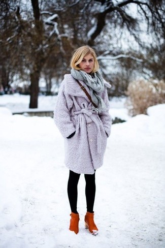 Come indossare e abbinare stivaletti con leggings quando fa freddo: Opta per un cappotto viola chiaro e leggings per affrontare con facilità la tua giornata. Stivaletti sono una splendida scelta per completare il look.