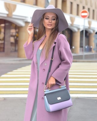 Come indossare e abbinare una borsa in pelle viola melanzana: Potresti indossare un cappotto viola chiaro e una borsa in pelle viola melanzana per un outfit rilassato ma alla moda.