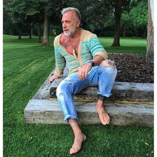 Come indossare e abbinare jeans azzurri per un uomo di 50 anni in primavera 2024 in modo rilassato: Potresti abbinare un cardigan a righe orizzontali acqua con jeans azzurri per una sensazione di semplicità e spensieratezza. Una fantastica idea per essere elegantemente alla moda questa primavera!