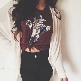Look alla moda per donna: Cardigan aperto beige, T-shirt girocollo stampata bordeaux, Jeans aderenti neri