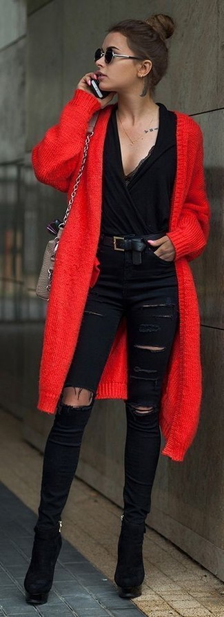 Come indossare e abbinare jeans aderenti neri quando fa caldo in modo casual: Prova a combinare un cardigan aperto rosso con jeans aderenti neri per un look comfy-casual. Questo outfit si abbina perfettamente a un paio di stivaletti in pelle scamosciata neri.