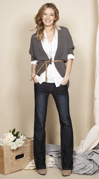 Quale jeans a campana indossare con stivaletti marrone chiaro: Abbina un cardigan aperto grigio scuro con jeans a campana per un look raffinato ma semplice. Stivaletti marrone chiaro sono una buona scelta per completare il look.