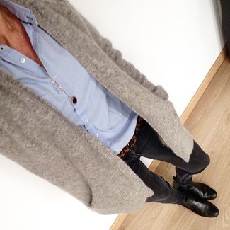 Come indossare e abbinare jeans aderenti con stivaletti: Indossa un cardigan aperto grigio con jeans aderenti per un look trendy e alla mano. Stivaletti sono una valida scelta per completare il look.