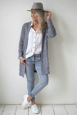 Quale jeans aderenti indossare con un cardigan grigio in modo smart-casual: Combina un cardigan grigio con jeans aderenti per un pranzo domenicale con gli amici. Per distinguerti dagli altri, indossa un paio di sneakers basse di tela bianche.
