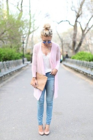 Come indossare e abbinare un cardigan aperto rosa quando fa caldo: Prova ad abbinare un cardigan aperto rosa con jeans aderenti azzurri per un look semplice, da indossare ogni giorno. Décolleté in pelle beige sono una buona scelta per completare il look.