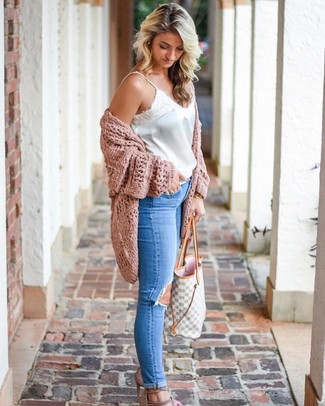 Quale jeans indossare con un cardigan aperto rosa per una donna di 30 anni: Scegli un outfit composto da un cardigan aperto rosa e jeans per un'atmosfera casual-cool. Sandali con tacco in pelle scamosciata beige sono una valida scelta per completare il look.