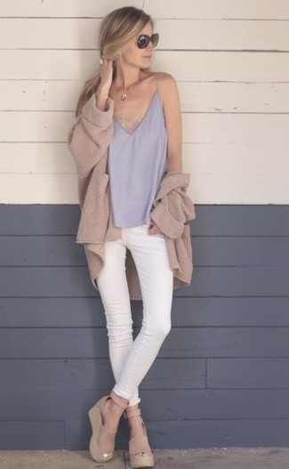 Come indossare e abbinare sandali con zeppa: Coniuga un cardigan aperto lavorato a maglia marrone chiaro con jeans aderenti bianchi per un look semplice, da indossare ogni giorno. Sandali con zeppa sono una valida scelta per completare il look.