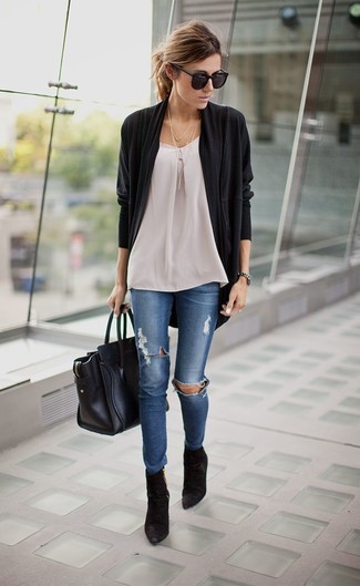 Quale stivaletti indossare con un cardigan aperto nero per una donna di 30 anni: Vestiti con un cardigan aperto nero e jeans aderenti strappati blu per le giornate pigre. Questo outfit si abbina perfettamente a un paio di stivaletti.