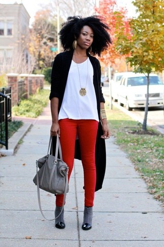 Quale cardigan aperto indossare con stivaletti grigi in modo smart-casual: Scegli un cardigan aperto e jeans aderenti rossi per essere casual. Stivaletti grigi sono una interessante scelta per completare il look.