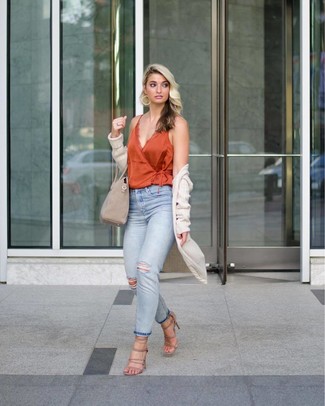 Quale jeans indossare con sandali con tacco beige per una donna di 30 anni: Potresti combinare un cardigan aperto lavorato a maglia beige con jeans per un look comfy-casual. Sandali con tacco beige sono una gradevolissima scelta per completare il look.