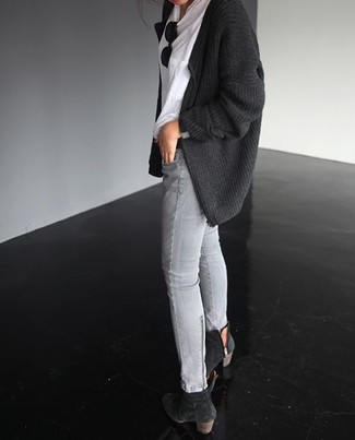 Come indossare e abbinare un cardigan grigio: Coniuga un cardigan grigio con jeans aderenti grigi e sarai un vero sballo. Stivaletti in pelle scamosciata neri sono una eccellente scelta per completare il look.