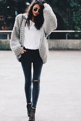 Quale jeans aderenti indossare con un cardigan aperto grigio scuro per una donna di 30 anni: Indossa un cardigan aperto grigio scuro e jeans aderenti per un look comfy-casual. Stivaletti in pelle scamosciata tagliati neri sono una valida scelta per completare il look.