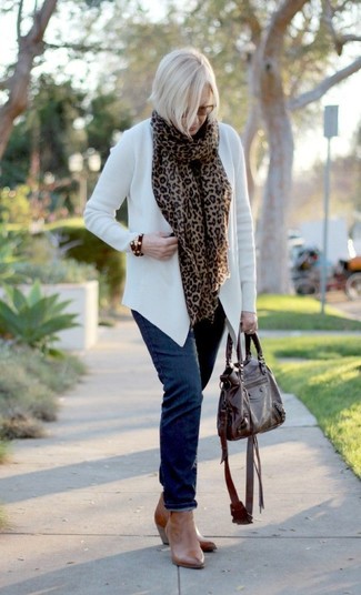 Moda donna anni 50: Mostra il tuo stile in un cardigan aperto bianco con jeans blu scuro per affrontare con facilità la tua giornata. Stivaletti in pelle marrone chiaro sono una interessante scelta per completare il look.