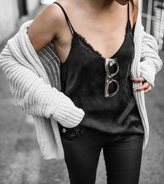 Come indossare e abbinare un cardigan aperto argento: Vestiti con un cardigan aperto argento e jeans aderenti in pelle neri per affrontare con facilità la tua giornata.