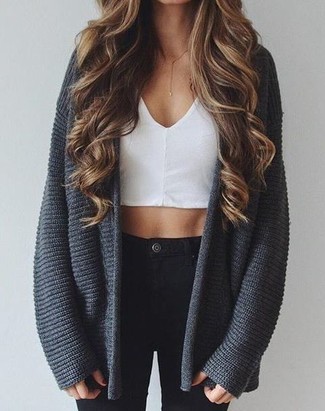 Come indossare e abbinare un cardigan aperto grigio scuro per una donna di 30 anni: Potresti abbinare un cardigan aperto grigio scuro con jeans aderenti neri per vestirti casual.