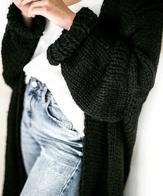Come indossare e abbinare un maglione lavorato a maglia nero quando fa caldo in modo casual: Per un outfit quotidiano pieno di carattere e personalità, abbina un maglione lavorato a maglia nero con jeans azzurri.