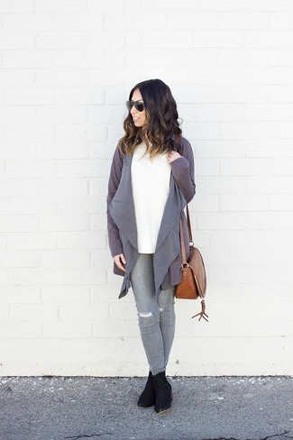 Come indossare e abbinare jeans grigi per una donna di 30 anni quando fa caldo: Indossa un cardigan aperto grigio e jeans grigi per un look comfy-casual. Stivaletti in pelle scamosciata neri sono una gradevolissima scelta per completare il look.