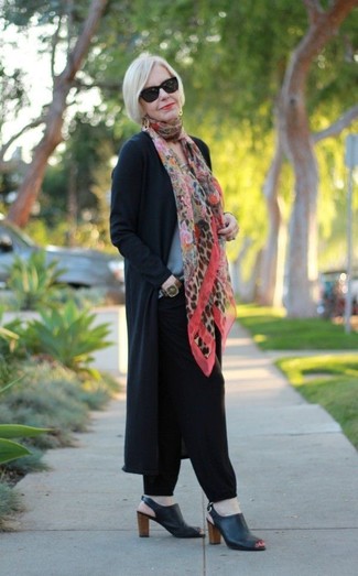 Moda donna anni 50: Prova a combinare un cardigan aperto nero con pantaloni stretti in fondo neri per un outfit che si fa notare. Sandali con tacco in pelle neri sono una eccellente scelta per completare il look.