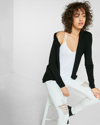 Quale cardigan indossare con stivaletti neri: Prova ad abbinare un cardigan con jeans aderenti strappati bianchi per un fantastico look da sfoggiare nel weekend. Stivaletti neri sono una validissima scelta per completare il look.