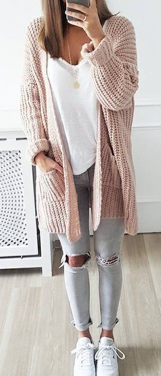 Come indossare e abbinare jeans grigi: Mostra il tuo stile in un cardigan aperto lavorato a maglia rosa con jeans grigi per un outfit inaspettato. Sneakers basse in pelle bianche sono una buona scelta per completare il look.
