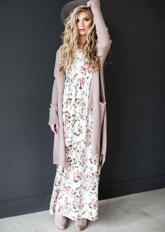 Look alla moda per donna: Cardigan aperto rosa, Vestito lungo a fiori bianco, Stivali chelsea in pelle scamosciata grigi, Borsalino grigio