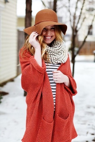 Come indossare e abbinare un borsalino di lana terracotta: Opta per un cardigan aperto lavorato a maglia rosso e un borsalino di lana terracotta per una sensazione di semplicità e spensieratezza.