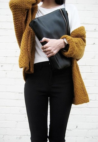 Come indossare e abbinare un cardigan dorato in primavera 2024: Abbina un cardigan dorato con jeans neri per un fantastico look da sfoggiare nel weekend. È buona scelta per le temperature primaverili!