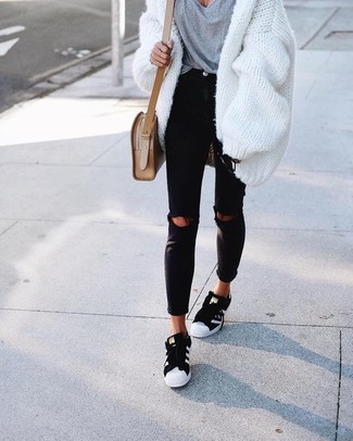 Quale jeans aderenti indossare con sneakers basse nere e bianche: Mostra il tuo stile in un cardigan aperto pesante bianco con jeans aderenti per un look perfetto per il weekend. Perfeziona questo look con un paio di sneakers basse nere e bianche.