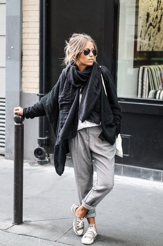 Look alla moda per donna: Cardigan aperto lavorato a maglia nero, T-shirt girocollo bianca, Chino grigi, Sneakers basse di tela grigie