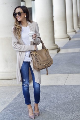 Come indossare e abbinare un cardigan marrone chiaro: Metti un cardigan marrone chiaro e jeans aderenti strappati blu per un look spensierato e alla moda. Décolleté in pelle grigi sono una valida scelta per completare il look.
