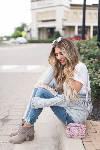 Quale jeans indossare con stivaletti grigi per una donna di 20 anni in modo casual: Indossa un cardigan aperto grigio e jeans per un pigro brunch domenicale. Perfeziona questo look con un paio di stivaletti grigi.
