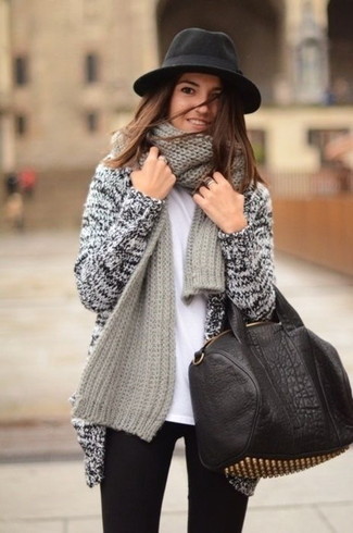 Come indossare e abbinare una borsa per una donna di 20 anni quando fa caldo in modo casual: Indossa un cardigan aperto lavorato a maglia grigio con una borsa per un'atmosfera casual-cool.