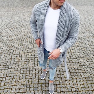 Quale jeans aderenti indossare con un cardigan aperto grigio per un uomo di 20 anni: Potresti indossare un cardigan aperto grigio e jeans aderenti per un look perfetto per il weekend. Scegli uno stile classico per le calzature e opta per un paio di sneakers basse in pelle scamosciata grigie.