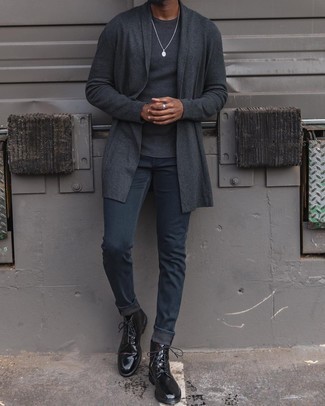 Quale jeans aderenti indossare con un cardigan aperto grigio per un uomo di 20 anni: Punta su un cardigan aperto grigio e jeans aderenti per un look comfy-casual. Stivali casual in pelle marrone scuro doneranno eleganza a un look altrimenti semplice.
