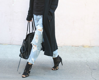 Quale sandali con tacco indossare con un cardigan aperto nero e bianco: Punta su un cardigan aperto nero e bianco e jeans boyfriend strappati azzurri per un look perfetto per il weekend. Sandali con tacco sono una buona scelta per completare il look.