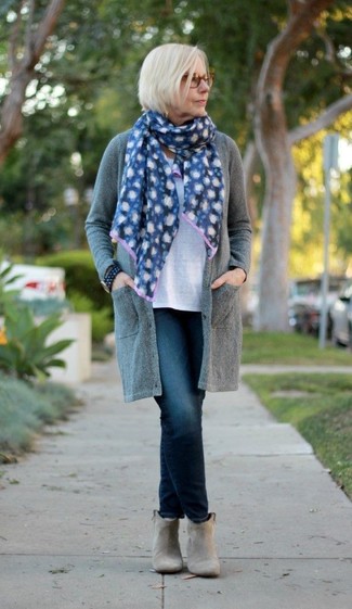 Moda donna anni 50: Potresti combinare un cardigan aperto grigio con jeans blu scuro per un look spensierato e alla moda. Stivaletti in pelle scamosciata grigi sono una valida scelta per completare il look.