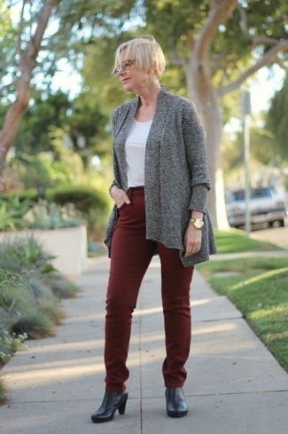 Come indossare e abbinare jeans rossi per una donna di 50 anni: Mostra il tuo stile in un cardigan aperto grigio con jeans rossi per un look semplice, da indossare ogni giorno. Stivaletti in pelle neri sono una splendida scelta per completare il look.
