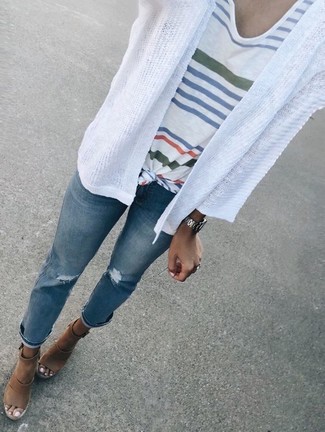 Come indossare e abbinare un cardigan aperto bianco: Mostra il tuo stile in un cardigan aperto bianco con jeans strappati blu per un look perfetto per il weekend. Sfodera il gusto per le calzature di lusso e opta per un paio di sandali con zeppa in pelle marroni.