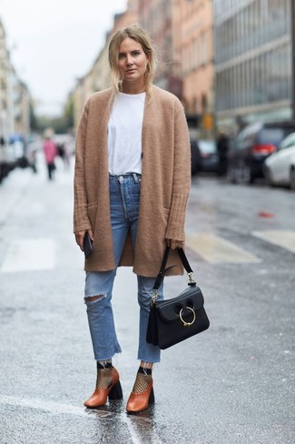 Come indossare e abbinare jeans con décolleté: Metti un cardigan aperto marrone chiaro e jeans per una sensazione di semplicità e spensieratezza. Décolleté sono una gradevolissima scelta per completare il look.
