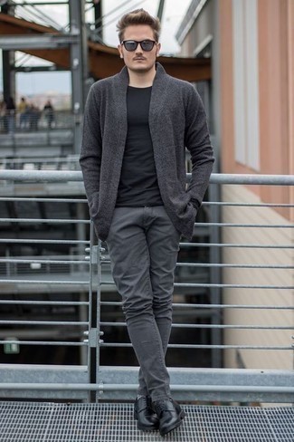Quale jeans indossare con un cardigan aperto grigio scuro: Coniuga un cardigan aperto grigio scuro con jeans per vestirti casual. Sfodera il gusto per le calzature di lusso e opta per un paio di scarpe derby in pelle nere.