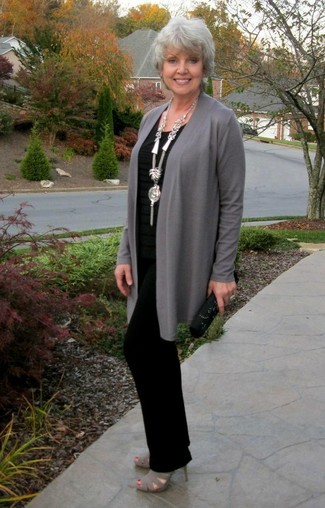 Moda donna anni 50: Abbina un cardigan aperto grigio con pantaloni eleganti neri per affrontare con facilità la tua giornata. Perfeziona questo look con un paio di sandali con tacco in pelle scamosciata grigi.