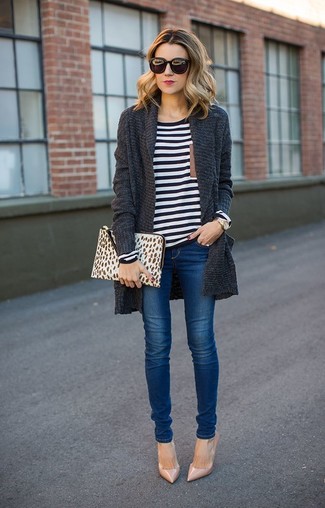 Quale jeans aderenti indossare con un cardigan aperto grigio: Prova a combinare un cardigan aperto grigio con jeans aderenti e sarai un vero sballo. Décolleté in pelle beige sono una eccellente scelta per completare il look.
