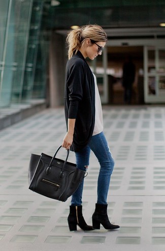 Come indossare e abbinare jeans aderenti con stivaletti quando fa caldo: Mostra il tuo stile in un cardigan aperto nero con jeans aderenti per un'atmosfera casual-cool. Completa questo look con un paio di stivaletti.