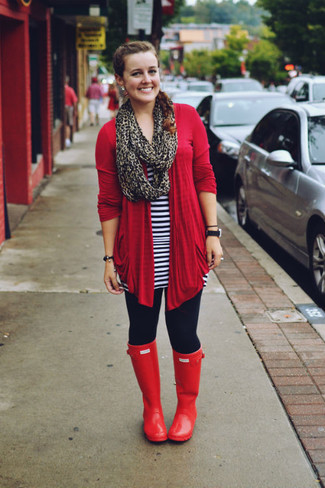 Come indossare e abbinare un cardigan aperto rosso con stivali di gomma rossi: Indossa un cardigan aperto rosso e leggings blu scuro per un look trendy e alla mano. Prova con un paio di stivali di gomma rossi per un tocco più rilassato.