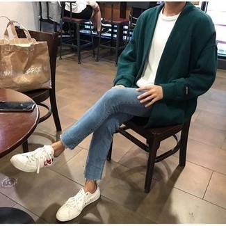Quale jeans indossare con un cardigan aperto verde scuro in modo casual: Abbina un cardigan aperto verde scuro con jeans per un look spensierato e alla moda. Ispirati all'eleganza di Luca Argentero e completa il tuo look con un paio di sneakers basse di tela stampate bianche.
