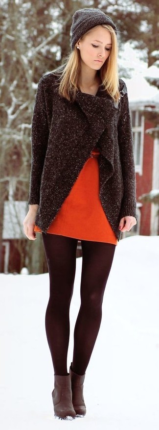 Come indossare e abbinare stivaletti marroni: Combina un cardigan aperto marrone scuro con un vestito a tubino arancione per un fantastico look da sfoggiare nel weekend. Stivaletti marroni sono una buona scelta per completare il look.