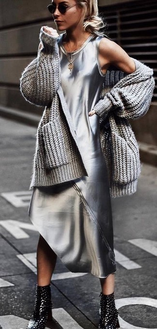 Quale stivaletti indossare con un cardigan aperto grigio quando fa caldo in modo casual: Prova a combinare un cardigan aperto grigio con un vestito canotta argento per le giornate pigre. Stivaletti sono una eccellente scelta per completare il look.