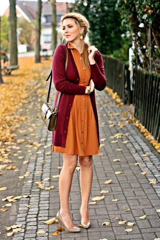 Come indossare e abbinare un maglione rosso per una donna di 30 anni: Opta per un maglione rosso e un vestito casual arancione per un look trendy e alla mano. Décolleté in pelle marroni sono una gradevolissima scelta per completare il look.