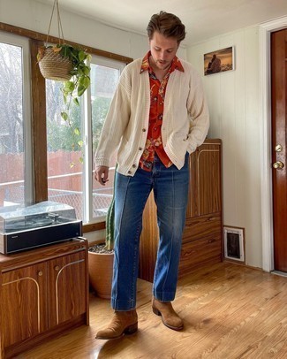 Come indossare e abbinare jeans con stivali per un uomo di 30 anni in primavera 2025: Indossa un cardigan beige e jeans per un fantastico look da sfoggiare nel weekend. Indossa un paio di stivali per mettere in mostra il tuo gusto per le scarpe di alta moda. Ecco un look primaverile perfetto per il tuo.