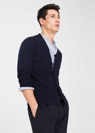 Come indossare e abbinare un cardigan blu scuro per un uomo di 20 anni in modo smart-casual: Indossa un cardigan blu scuro e pantaloni eleganti neri per un look elegante e alla moda.